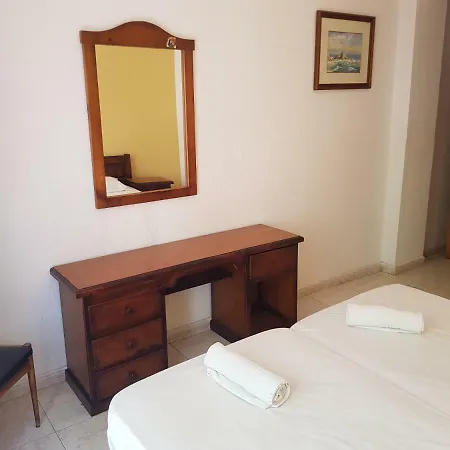 Aparthotel Castella *